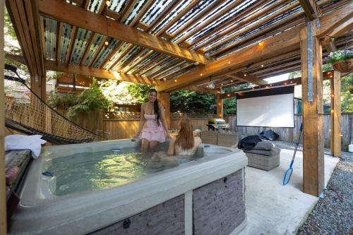 Bunny Bliss - Lower Level HotTub FirePit Theatre in Langley