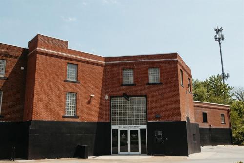 Modern Queen Suite Near SIU Carbondale - main image
