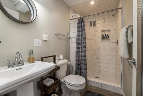 Modern Queen Suite Near SIU Carbondale - image 14