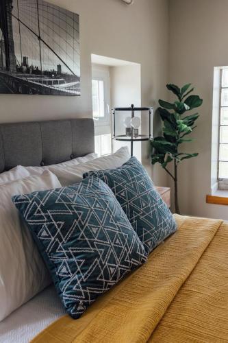 Modern Queen Suite Near SIU Carbondale - image 2