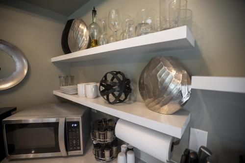 Modern Queen Suite Near SIU Carbondale - image 13