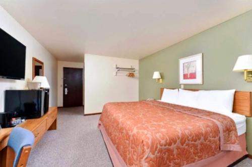 EconoLux Inn - image 11