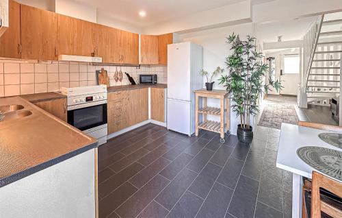 virtuve, Nice Home In Smygehamn With Wifi in Smygehamn