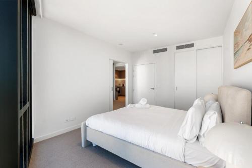 City Sky Nest - Luxe Apartment with City Views - image 2
