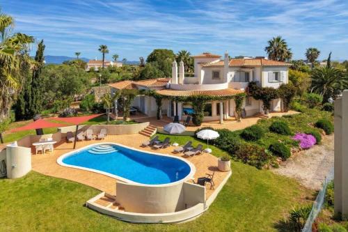Family Friendly Sea View Villa with Pool and Garden Sleeps 8 Adults and 2 Children – khách sạn tại Estômbar