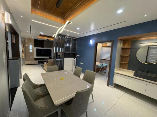 Modern Luxury Apartment 3 bed 3 bath close toGreenfield stadium - image 4