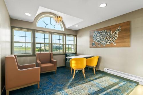 Microtel Inn & Suites by Wyndham Joplin - image 32
