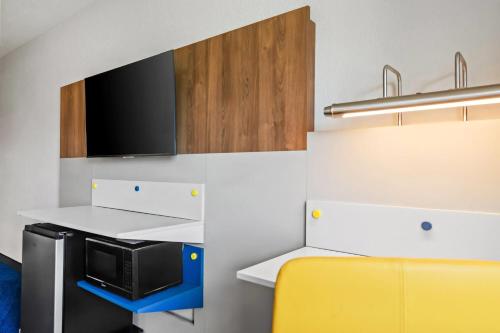 Microtel Inn & Suites by Wyndham Joplin - image 44