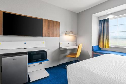 Microtel Inn & Suites by Wyndham Joplin - image 43