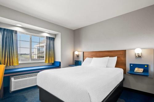 Microtel Inn & Suites by Wyndham Joplin - image 36