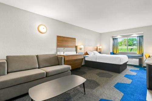 Microtel Inn & Suites by Wyndham Joplin - image 22