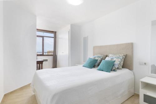 Prime Location Apartment with Seaviews