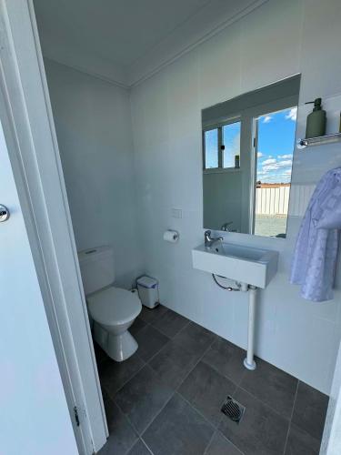 卫浴间, MVA - Home in West Wyalong in 西怀厄朗