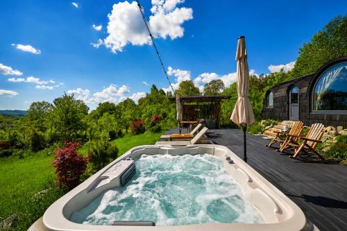 Apkārtne, Friday Inn Igloo - Jacuzzi incalzit, Foisor cu incalzire infrarosu si videoproiector, Intimitate, Na in Komarnika