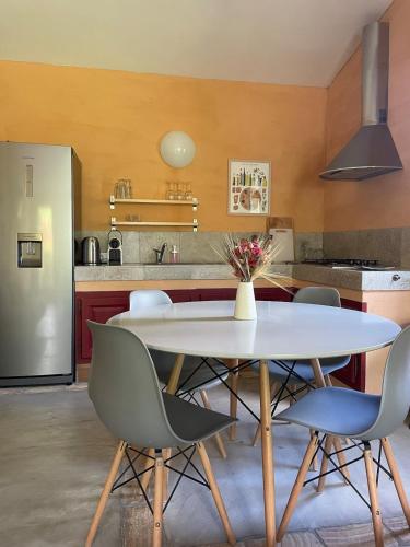 Le studio de la Villa Léouzière (Le studio de la Villa Leouziere) in Belvezet