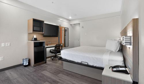 1 king bed, 1 sofa bed