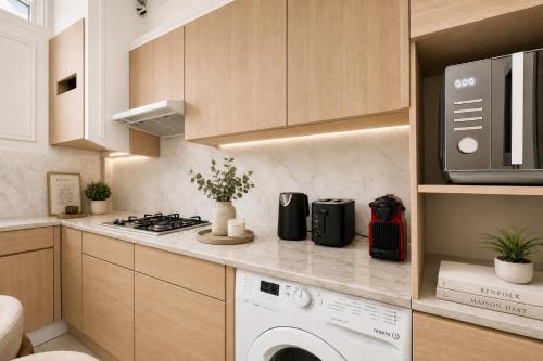 Modern 3BR Apartment Near Eiffel Tower & Invalides - image 7