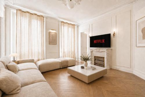 Modern 3BR Apartment Near Eiffel Tower & Invalides - image 6