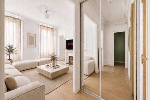 Modern 3BR Apartment Near Eiffel Tower & Invalides - image 12