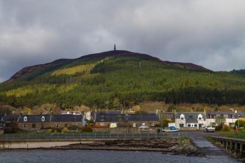 Tuvākā izklaides vieta, Golspie Firthview A cosy seafront escape in Golspija