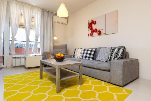 Modern & Bright Cherry Apt in South with Private PARKING – khách sạn tại Plovdiv Southern District
