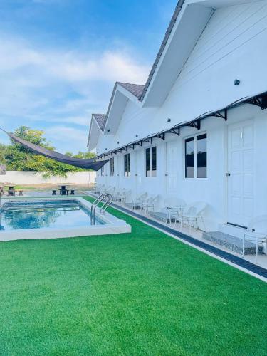 Impiani Chalet with Private Pool in Kuala Ibai