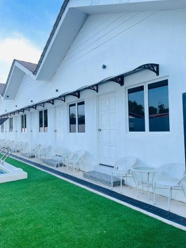 Impiani Chalet with Private Pool in Kuala Ibai
