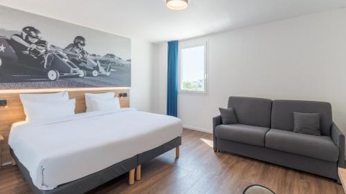 1 queen bed, 1 sofa bed