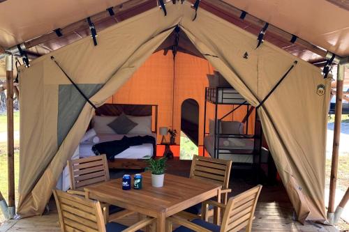 Family-Friendly Safari Tent with Marina Access Near Lake Livingston in Point Blank, Texas – khách sạn tại Onalaska (TX)