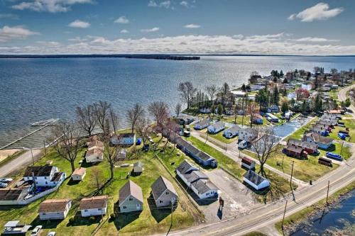 Lakeside Retreat with Fire Pit & Pet-Friendly Escape in Houghton Lake, Michigan in Houghton Lake (MI)