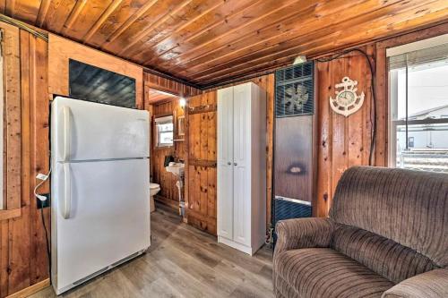 Lakeside Retreat with Fire Pit & Pet-Friendly Escape in Houghton Lake, Michigan in Houghton Lake (MI)