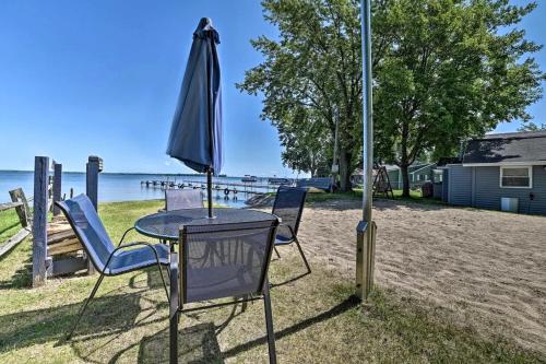 Lakeside Retreat with Fire Pit & Pet-Friendly Escape in Houghton Lake, Michigan in Houghton Lake (MI)