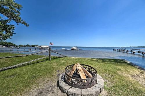Lakeside Retreat with Fire Pit & Pet-Friendly Escape in Houghton Lake, Michigan in Houghton Lake (MI)
