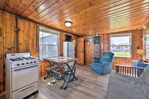 Lakefront Cottage with Fire Pit, Beach & Pet Friendly in Houghton Lake, Michigan in Houghton Lake (MI)