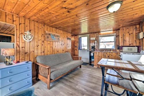 Lakefront Cottage with Fire Pit, Beach & Pet Friendly in Houghton Lake, Michigan in Houghton Lake (MI)