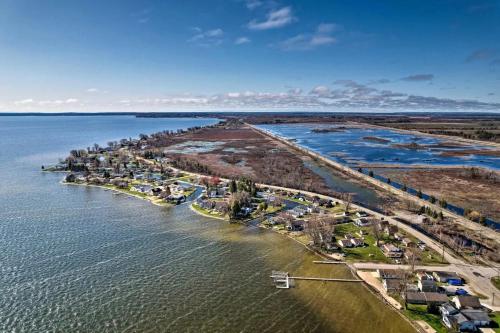 Lakefront Cottage with Fire Pit, Beach & Pet Friendly in Houghton Lake, Michigan in Houghton Lake (MI)