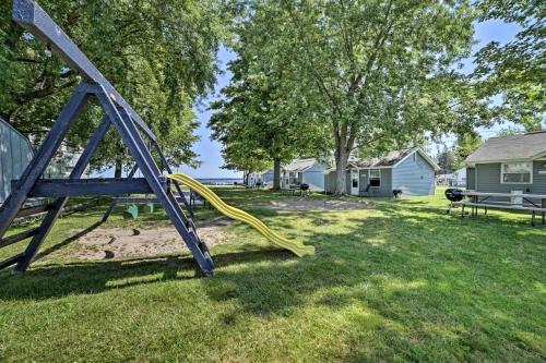 Lakefront Cottage with Fire Pit, Beach & Pet Friendly in Houghton Lake, Michigan in Houghton Lake (MI)