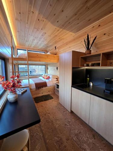 Maple: Modern Family Tiny Home Pod with Forest Views near Quakertown, Pennsylvania in Quakertown (Pennsylvania)
