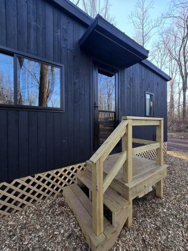 Maple: Modern Family Tiny Home Pod with Forest Views near Quakertown, Pennsylvania in Quakertown (Pennsylvania)