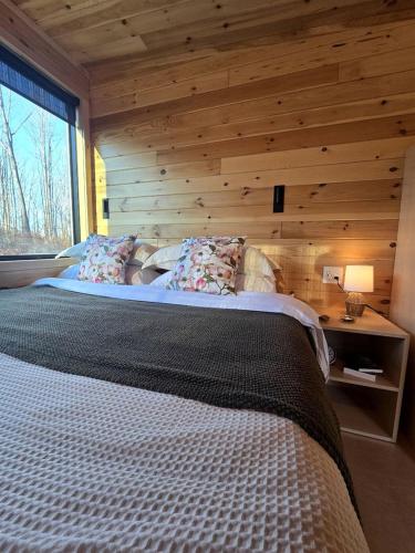 Dogwood: Modern Woodland Studio Pod Tiny Home with Private 300-Acre Forest near Quakertown Pennsylva in Quakertown (Pennsylvania)