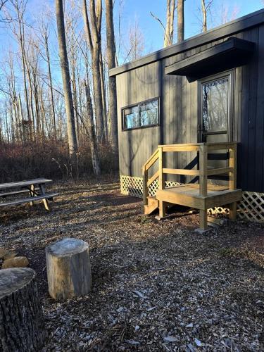 Pine: Serene Tiny House Nestled in the Woods in Quakertown for a Romantic Glamping Getaway in Pennsy in Quakertown (Pennsylvania)