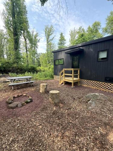 Eastern Redbud: Escape to a Cozy Woodland Tiny Home and a Peaceful Forest Retreat Perfect for Two in in Quakertown (Pennsylvania)