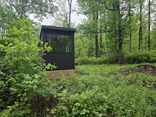 Eastern Redbud: Escape to a Cozy Woodland Tiny Home and a Peaceful Forest Retreat Perfect for Two in in Quakertown (Pennsylvania)