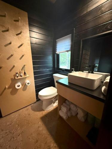 Eastern Redbud: Escape to a Cozy Woodland Tiny Home and a Peaceful Forest Retreat Perfect for Two in in Quakertown (Pennsylvania)