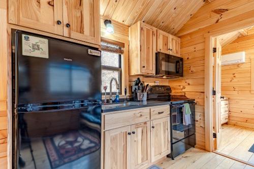 Cozy Stargazing Cabin with Hot Tub near Red River Gorge in Estill County, Kentucky in Irvine (KY)
