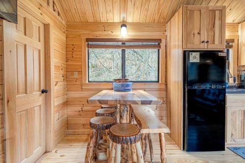 Cozy Stargazing Cabin with Hot Tub near Red River Gorge in Estill County, Kentucky in Irvine (KY)