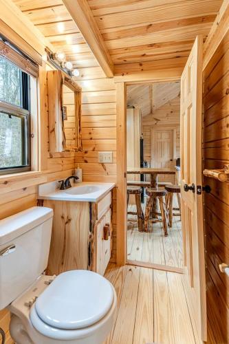 Cozy Stargazing Cabin with Hot Tub near Red River Gorge in Estill County, Kentucky in Irvine (KY)