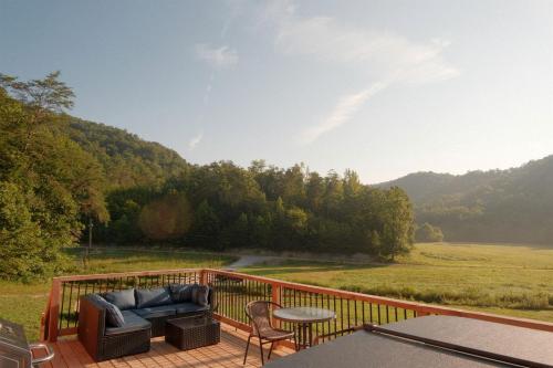 Cozy Stargazing Cabin with Hot Tub near Red River Gorge in Estill County, Kentucky in Irvine (KY)