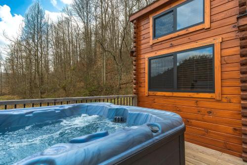 Cozy Stargazing Cabin with Hot Tub near Red River Gorge in Estill County, Kentucky in Irvine (KY)