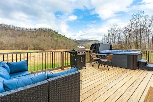 Cozy Stargazing Cabin with Hot Tub near Red River Gorge in Estill County, Kentucky in Irvine (KY)
